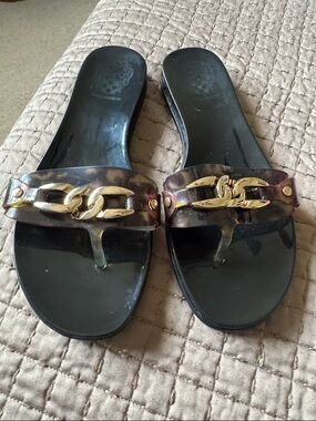 Vince Camuto Black Tortoiseshell-Accent Slide Sandals with Gold Chain 7